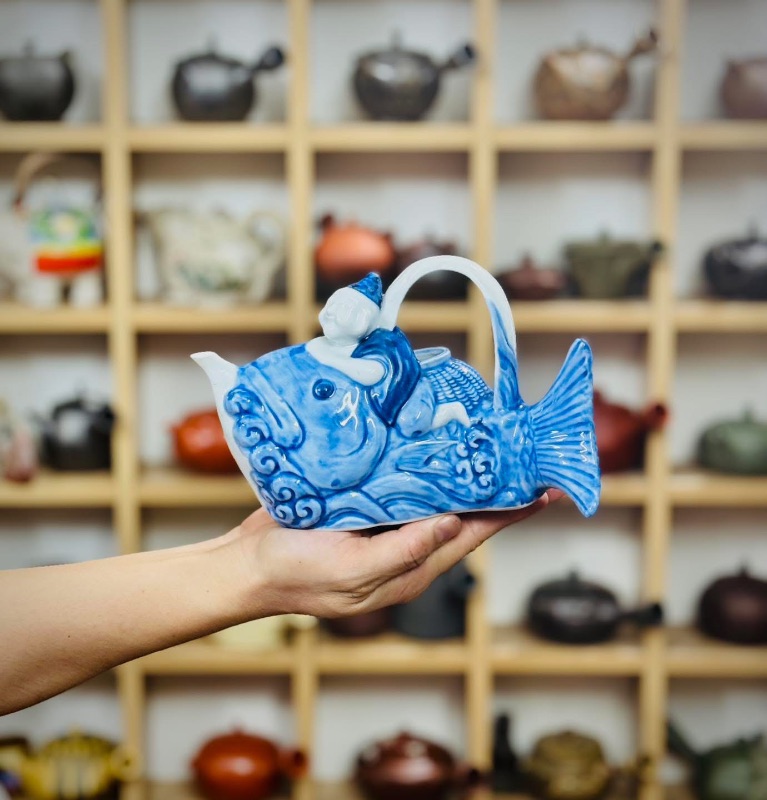 Ấm rượu men lam cưỡi cá chép đẹp xuất sắc