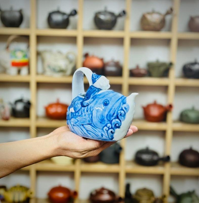 Ấm rượu men lam cưỡi cá chép đẹp xuất sắc