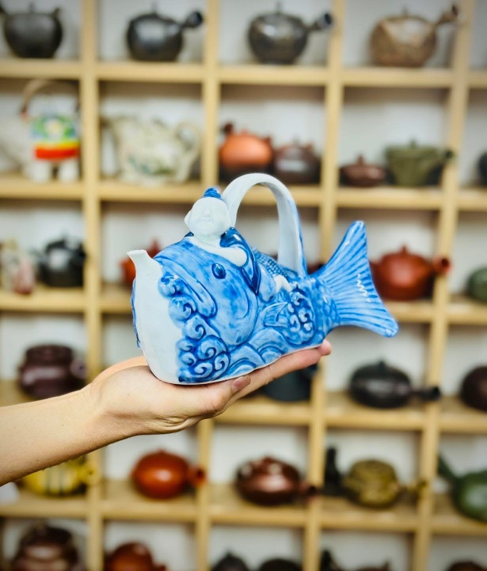 Ấm rượu men lam cưỡi cá chép đẹp xuất sắc