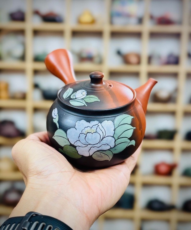 Ấm trà gốm Nhật Tokoname khắc vẽ hoa mẫu đơn đẹp tinh tế.