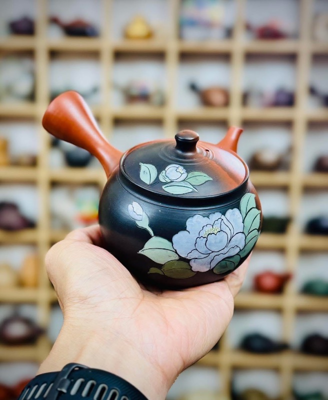 Ấm trà gốm Nhật Tokoname khắc vẽ hoa mẫu đơn đẹp tinh tế.