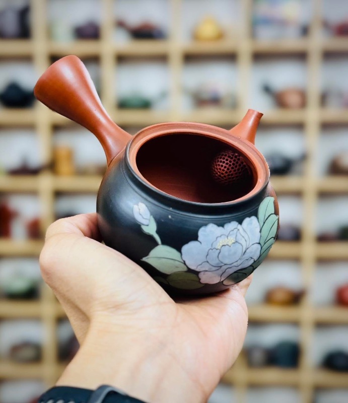Ấm trà gốm Nhật Tokoname khắc vẽ hoa mẫu đơn đẹp tinh tế.