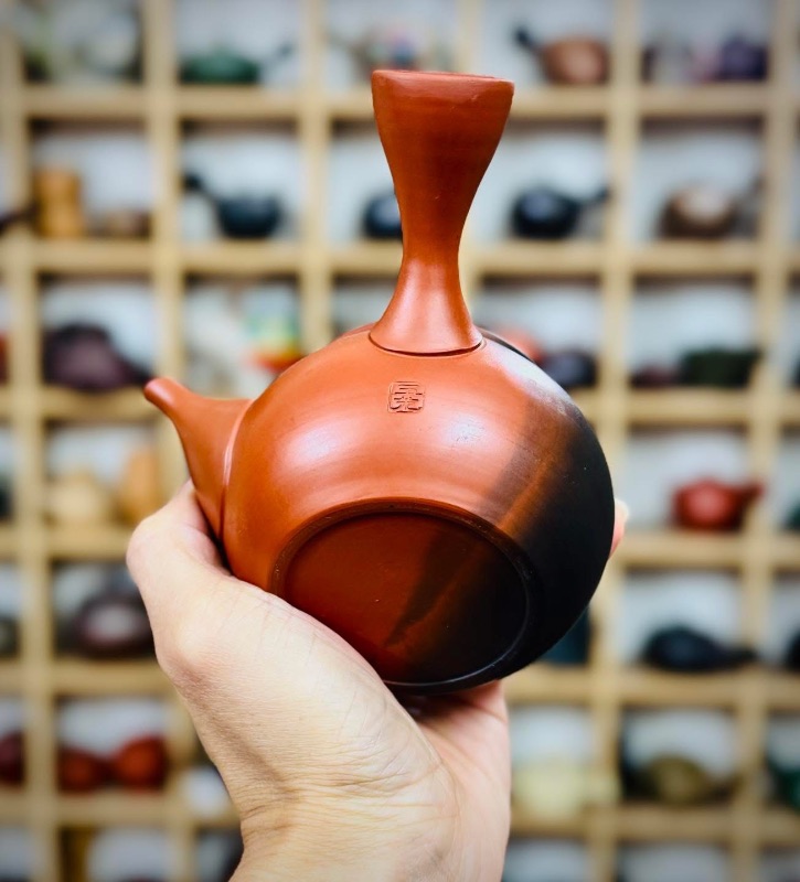 Ấm trà gốm Nhật Tokoname khắc vẽ hoa mẫu đơn đẹp tinh tế.