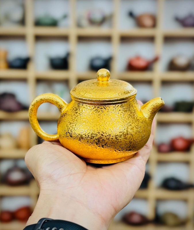 Ấm trà tử sa nạm vàng