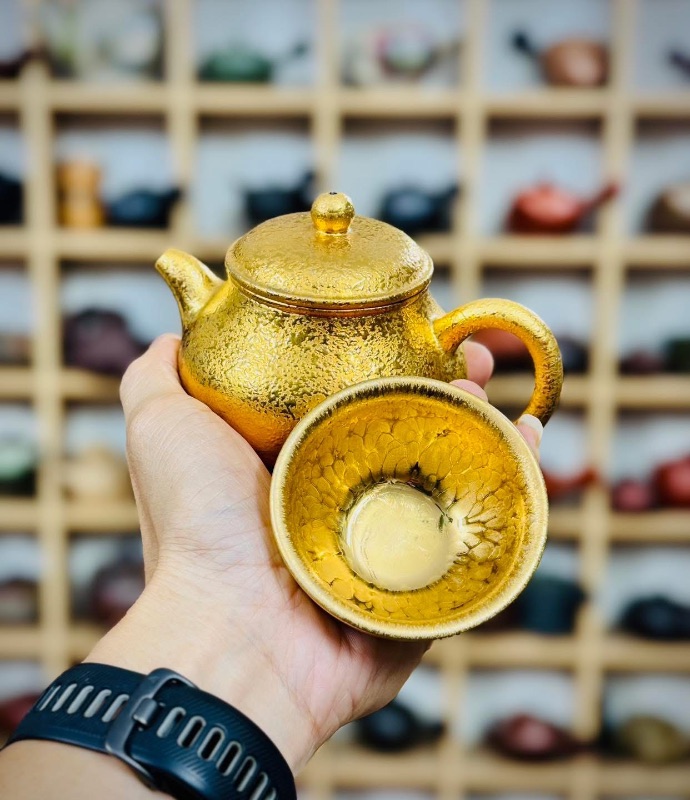 Ấm trà tử sa nạm vàng