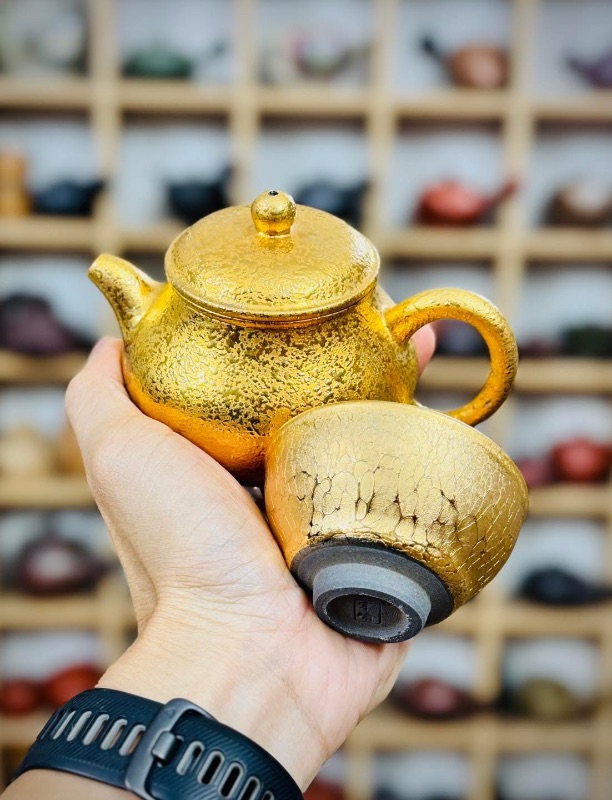 Ấm trà tử sa nạm vàng