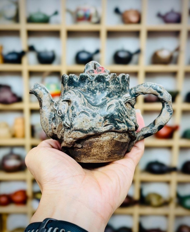 Chiếc ấm trà gốm Nhật Soma ngựa - Hoa anh đào nổi 3D cổ