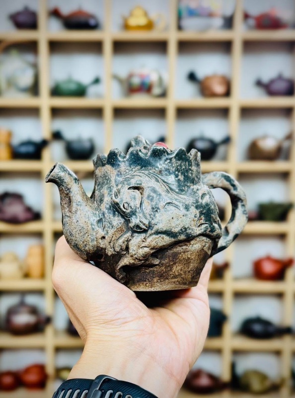 Chiếc ấm trà gốm Nhật Soma ngựa - Hoa anh đào nổi 3D cổ