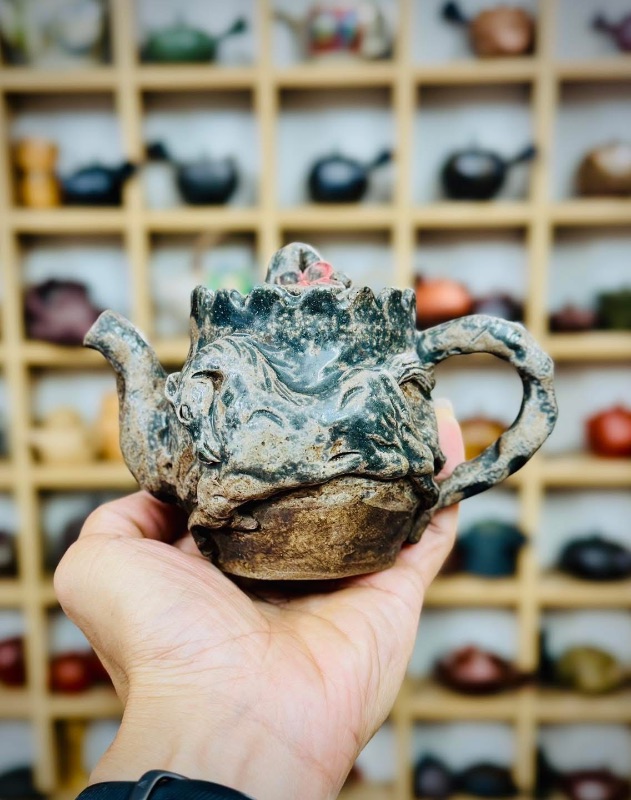 Chiếc ấm trà gốm Nhật Soma ngựa - Hoa anh đào nổi 3D cổ