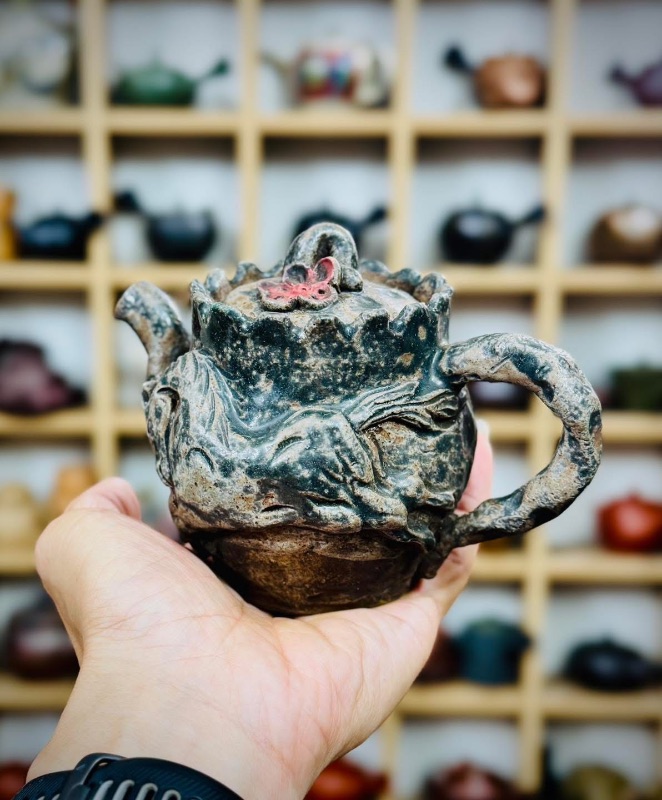 Chiếc ấm trà gốm Nhật Soma ngựa - Hoa anh đào nổi 3D cổ