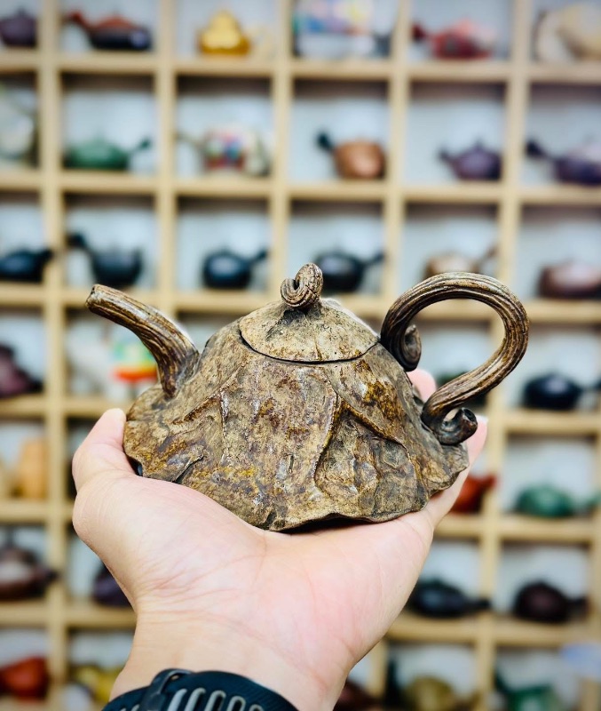 Chiếc ấm trà Nhật Bản Bizen cổ hoạ tiết lá sen độc đáo