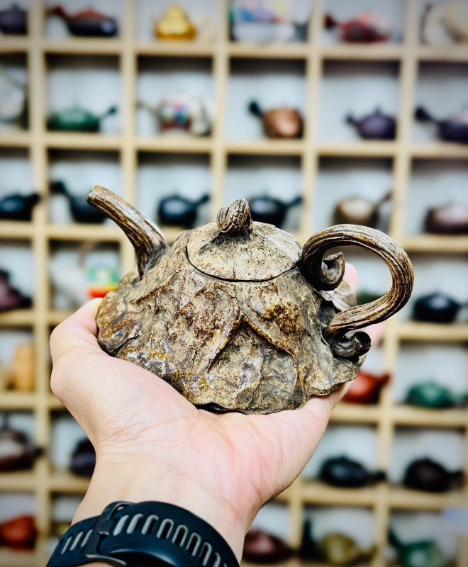 Chiếc ấm trà Nhật Bản Bizen cổ hoạ tiết lá sen độc đáo