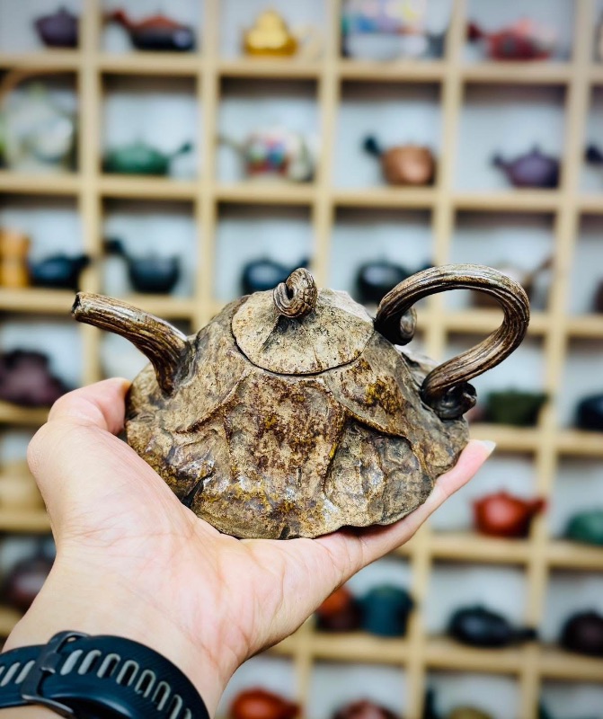 Chiếc ấm trà Nhật Bản Bizen cổ hoạ tiết lá sen độc đáo