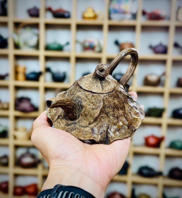 Chiếc ấm trà Nhật Bản Bizen cổ hoạ tiết lá sen độc đáo