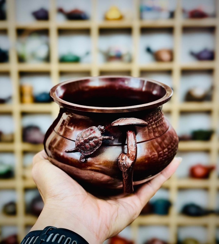 Chiếc ang trà đồng Nhật - Tích rùa - linh chi biểu trưng cho sự trường thọ