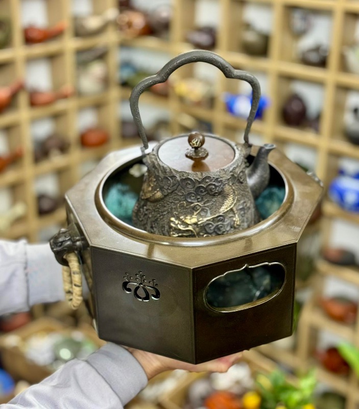 Lò đồng Nhật Bản Kamafuro dáng vât cạnh xưa hiếm