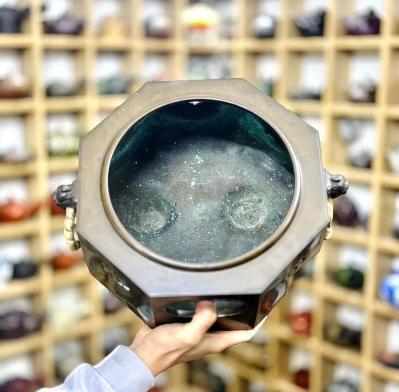 Lò đồng Nhật Bản Kamafuro dáng vât cạnh xưa hiếm