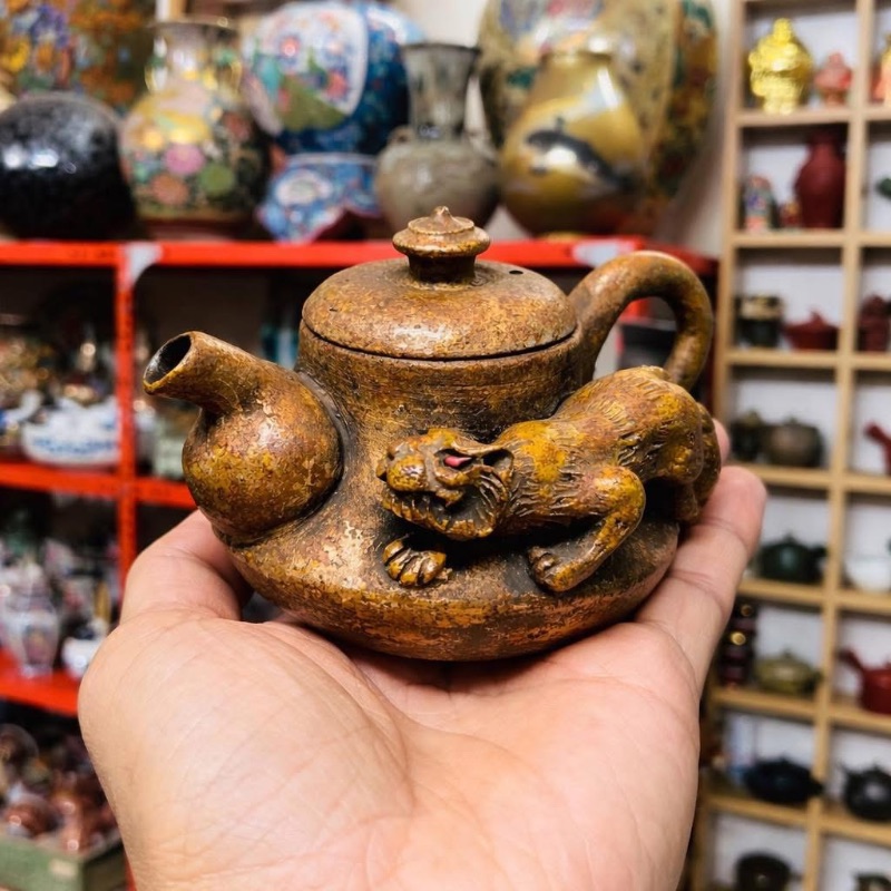 Ấm trà gốm Nhật cổ hoạ tiết hổ 3d độc đáo hiếm