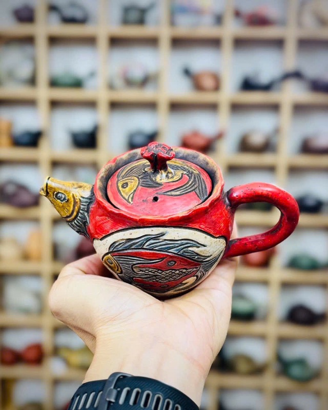 Ấm trà gốm Nhật dòng Tsuboya cá đỏ hàng hiếm sưu tầm