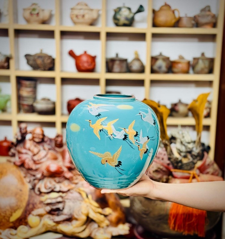 Bình gốm Nhật Kutani vẽ hạc vàng đẹp tinh tế.