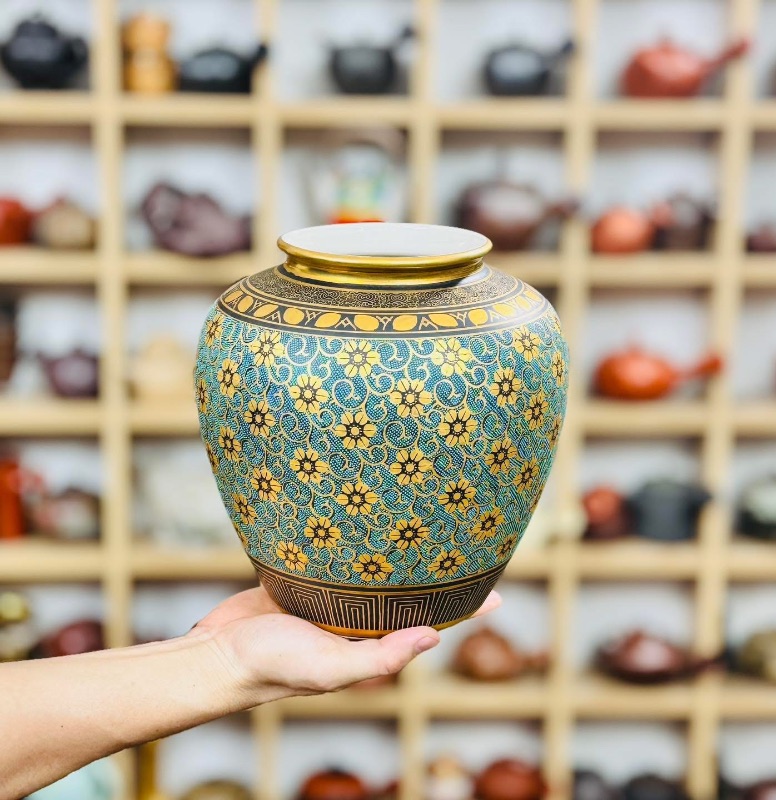 Bình gốm Nhật Kutani vẽ vàng men gấm đẹp tinh tế