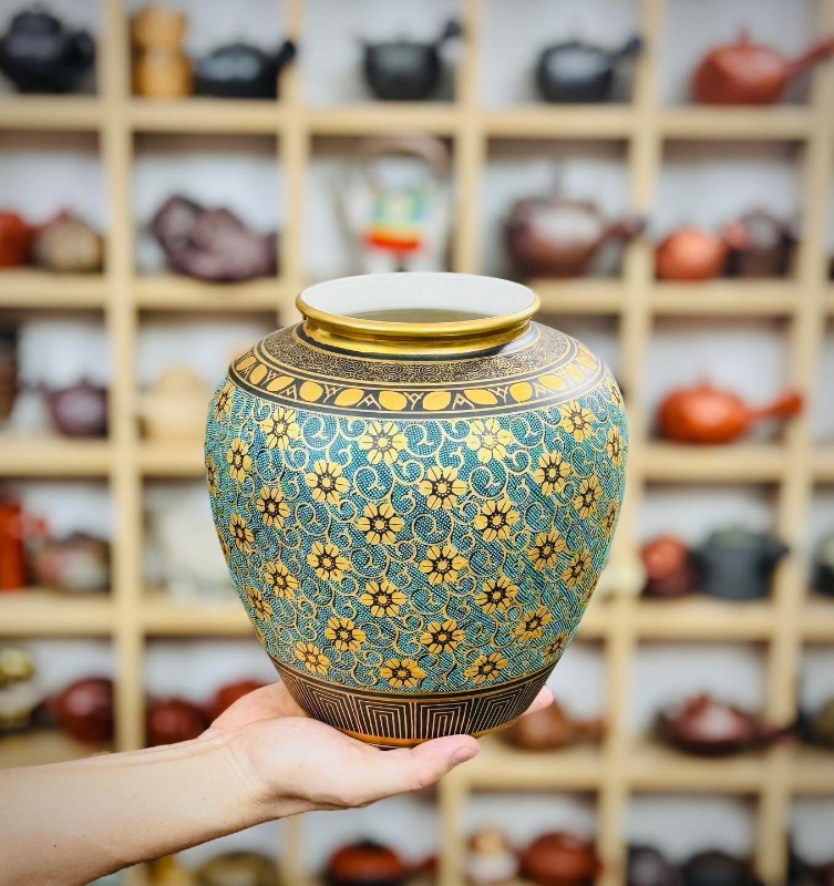 Bình gốm Nhật Kutani vẽ vàng men gấm đẹp tinh tế