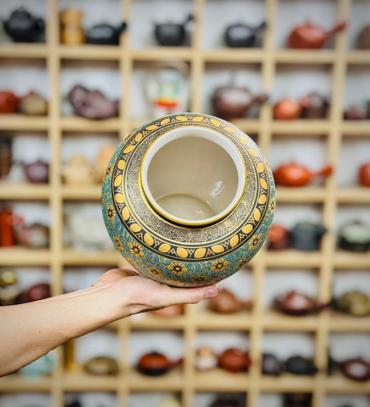 Bình gốm Nhật Kutani vẽ vàng men gấm đẹp tinh tế