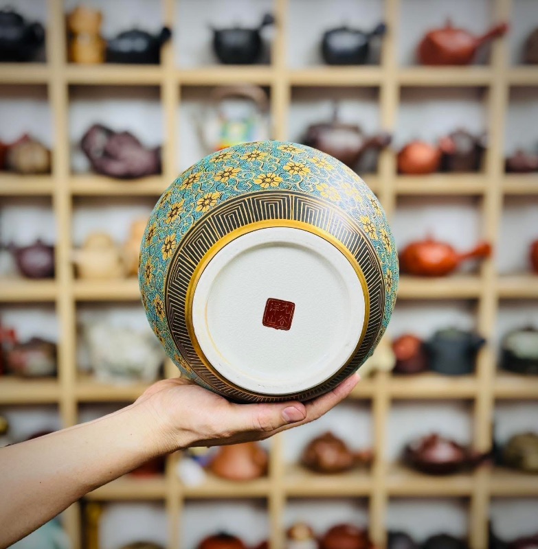 Bình gốm Nhật Kutani vẽ vàng men gấm đẹp tinh tế